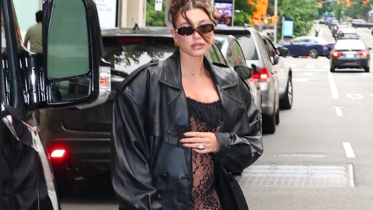 Ünlü model Hailey Bieber’dan karnı burnunda transparan pozlar