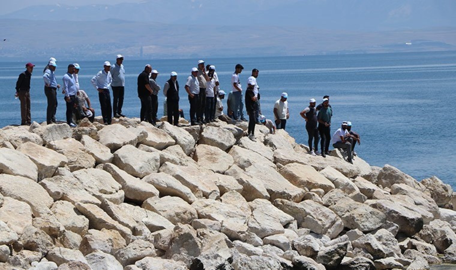 Van Gölü’nde kaybolan Ahmet’i arama çalışmalarında 3’üncü gün