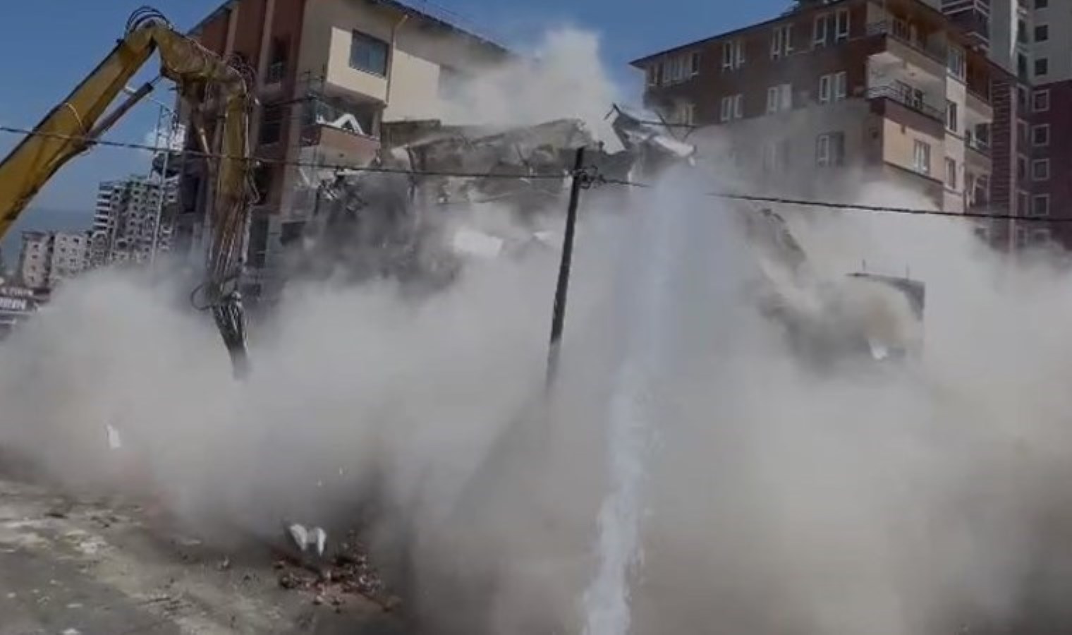 6 katlı bina iş makinesinin darbesiyle yerle bir oldu!