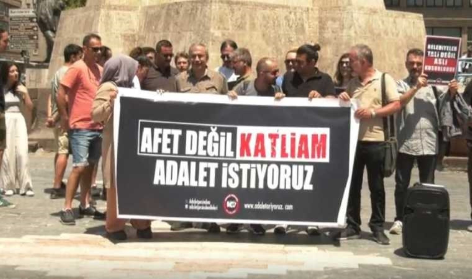 Adalet nöbetini sürdüren depremzede Kaya: ‘6 Şubat depremlerinde yargılanması gereken kişi, yeniden bakanlık görevine getiriliyor. Bizimle dalga geçiliyor