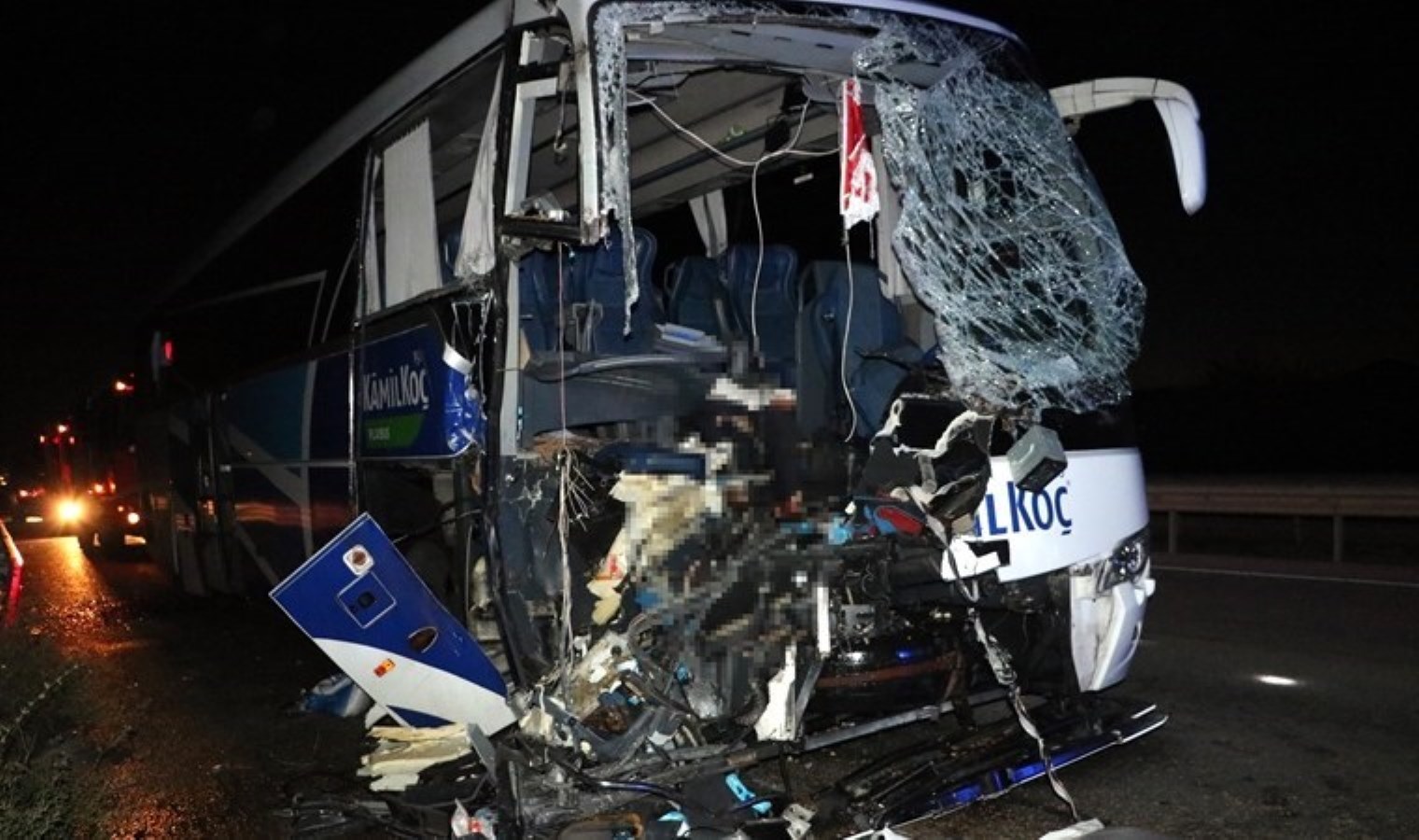 Afyonkarahisar’da feci kaza… Otobüs, kamyona çarptı: 1 ölü, 36 yaralı