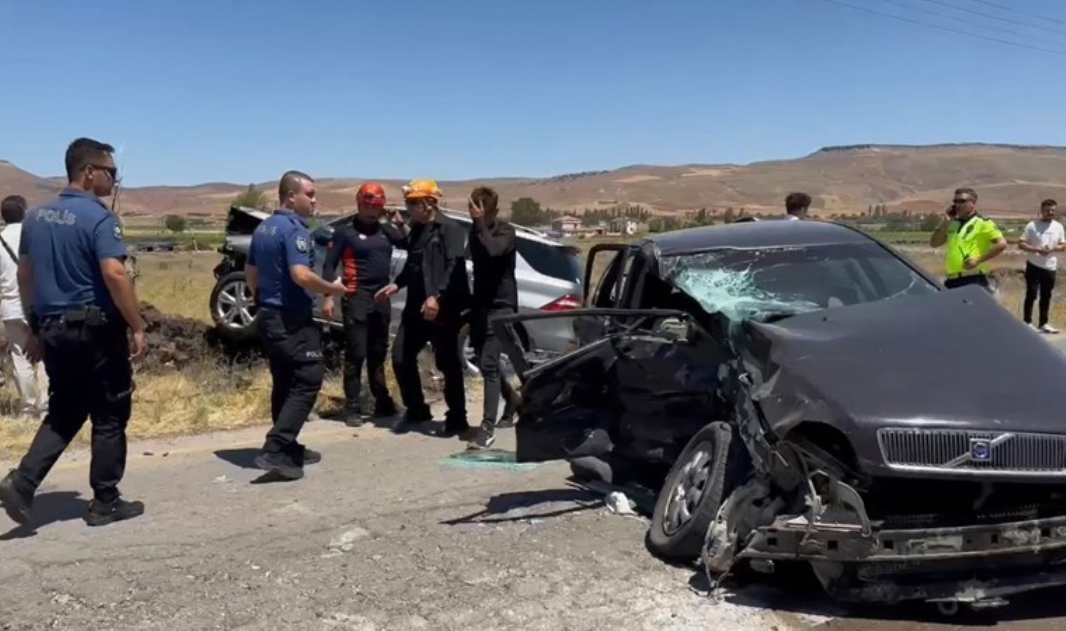 Aksaray’da cip ve otomobil kafa kafaya çarpıştı: 1’i ağır 4 yaralı