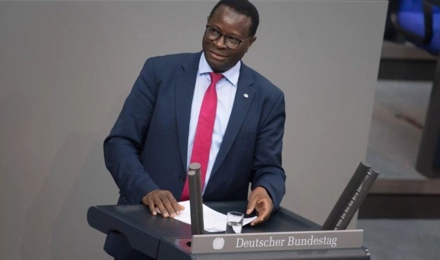 Almanya’nın ilk Afrika kökenli milletvekilini ırkçılar yıldırdı!