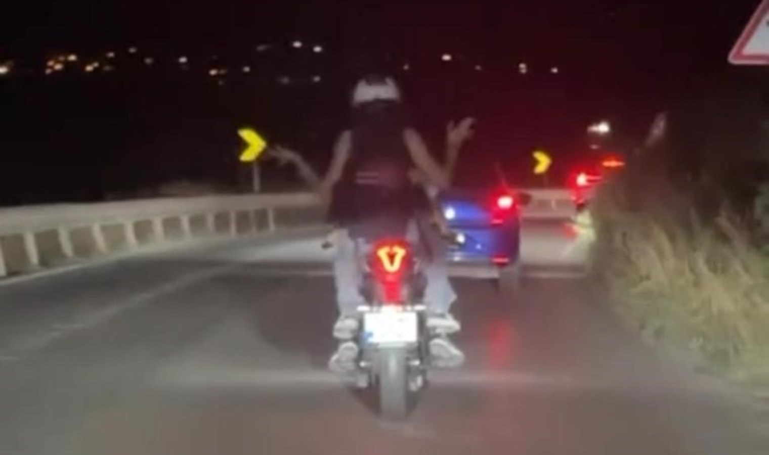 Anbean kaydedildi… Motosiklet üzerinde dans etti!