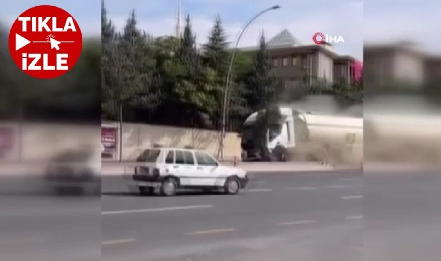 Ankara’da faciadan dönüldü: Lastiği patlayan tır, orta refüje çıkarak böyle durabildi!