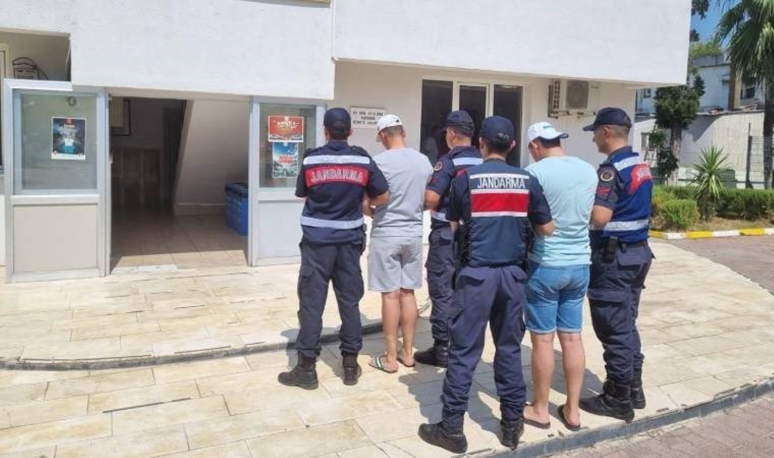 Antalya’da, 1’i kırmızı bültenle aranan 39 şahıs yakalandı
