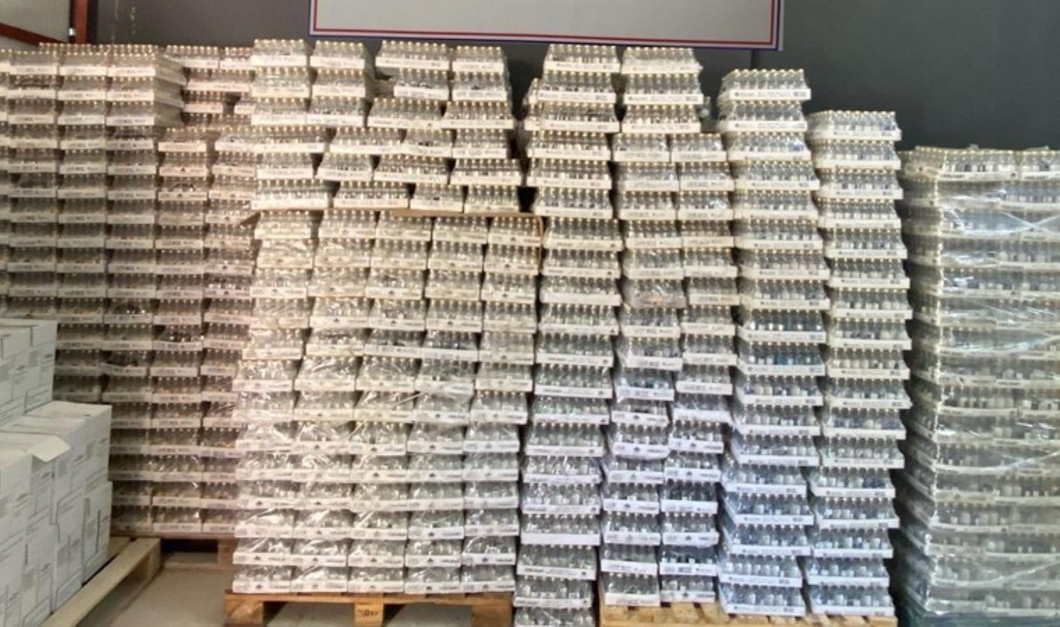 Antalya’da 800 litre kaçak içki ele geçirildi