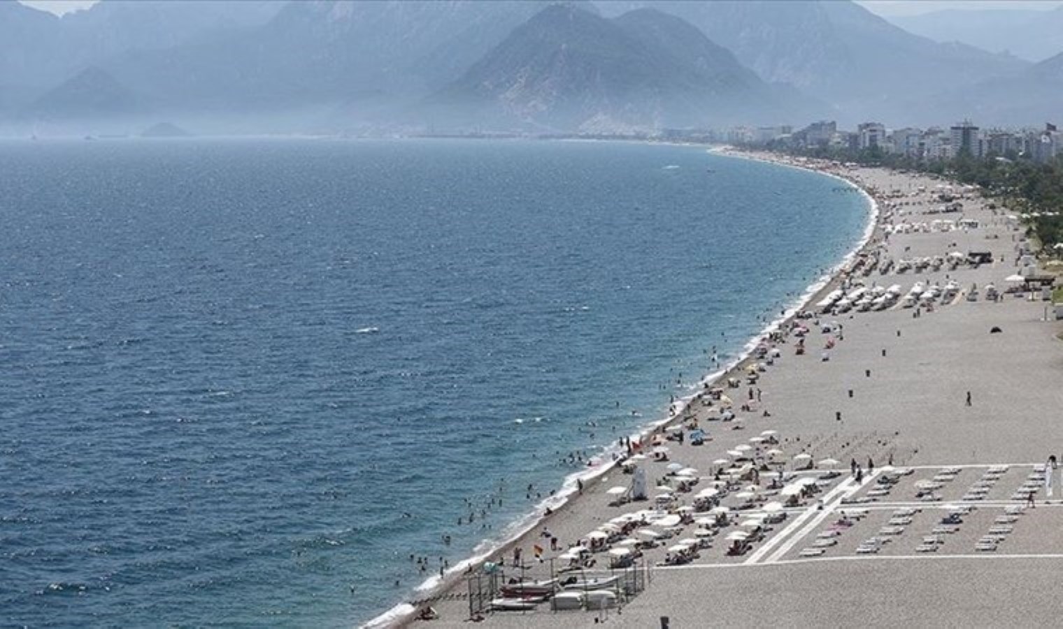 Antalya’da sıcaktan bunalanlar sahillerde yoğunluk oluşturdu