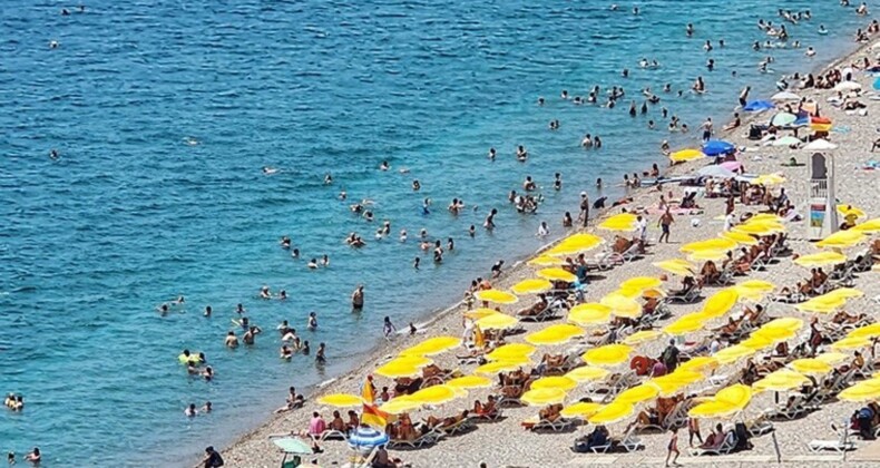 Antalya’da yüksek nem ve sıcak hava bunalttı, sahiller doldu