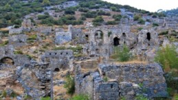 Antik kente yapılan uygunsuz binanın bir bölümü kaldırıldı: Anamur’daki beton yapı sökülüyor