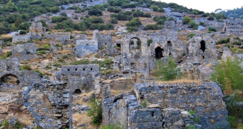 Antik kente yapılan uygunsuz binanın bir bölümü kaldırıldı: Anamur’daki beton yapı sökülüyor