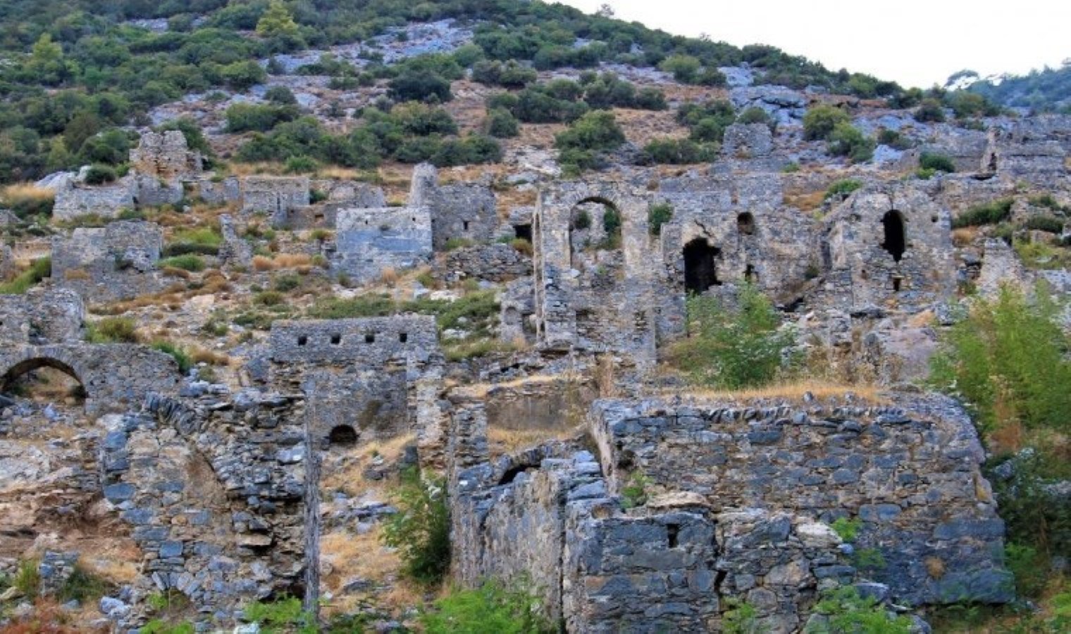 Antik kente yapılan uygunsuz binanın bir bölümü kaldırıldı: Anamur’daki beton yapı sökülüyor