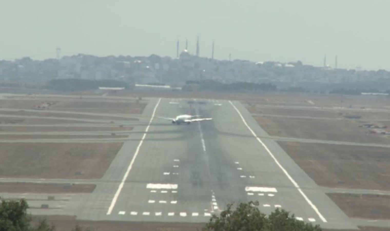 Aşırı sıcakta İstanbul Havalimanı pistlerinde dalgalanmalar oluştu