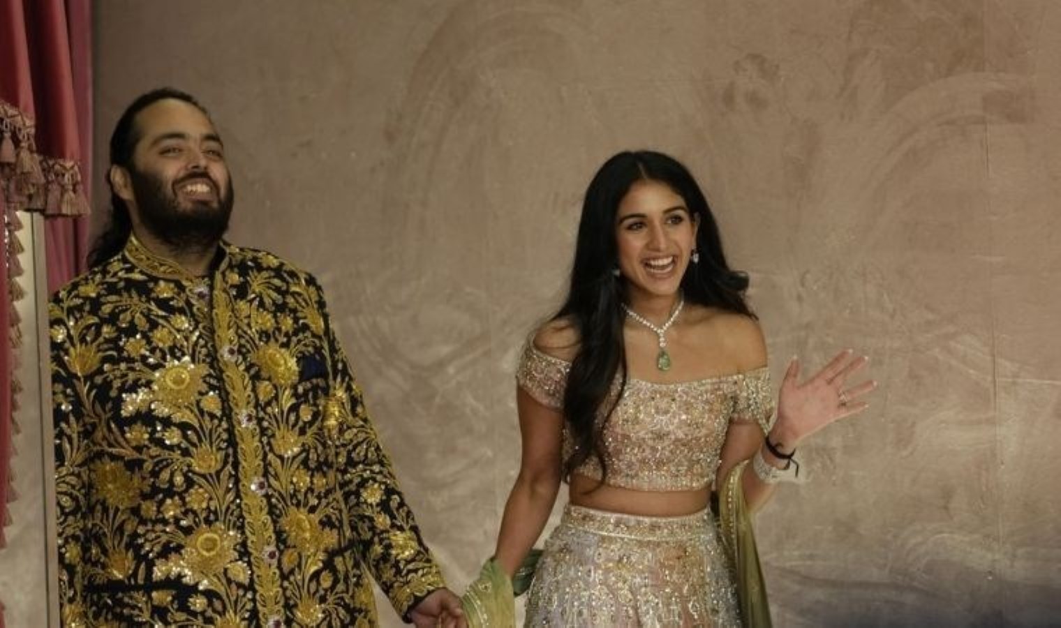 Asya’nın en zengin ailesi Ambaniler düğün hazırlığında