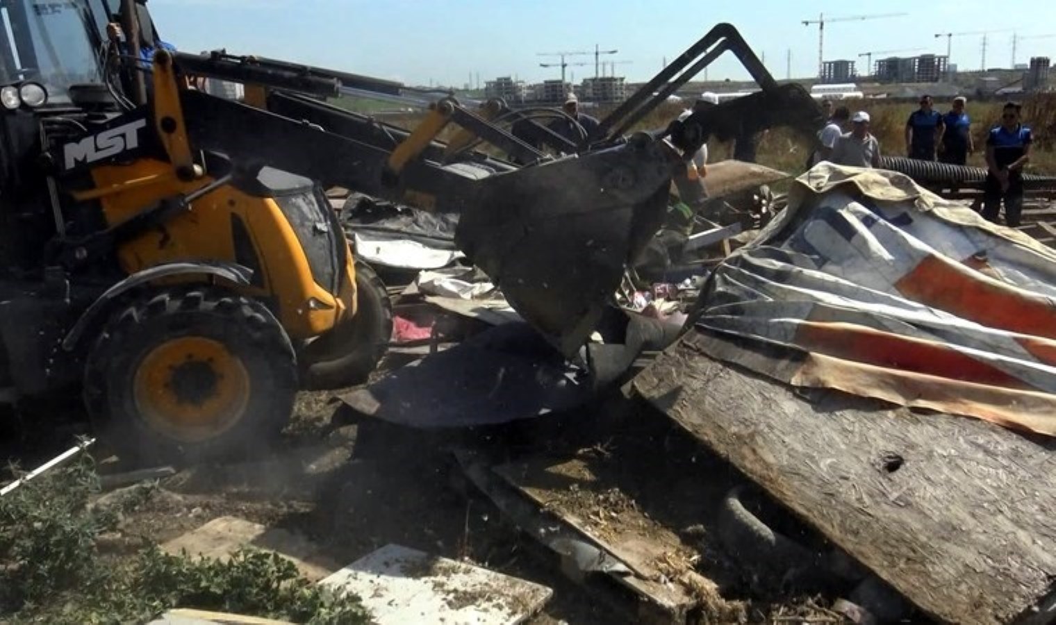 Avcılar’da kaçak baraka ve ahırlar yıkıldı