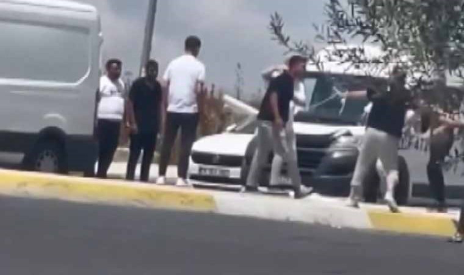 Avcılar’da ‘tekmeli yumruklu’ trafik kavgası!