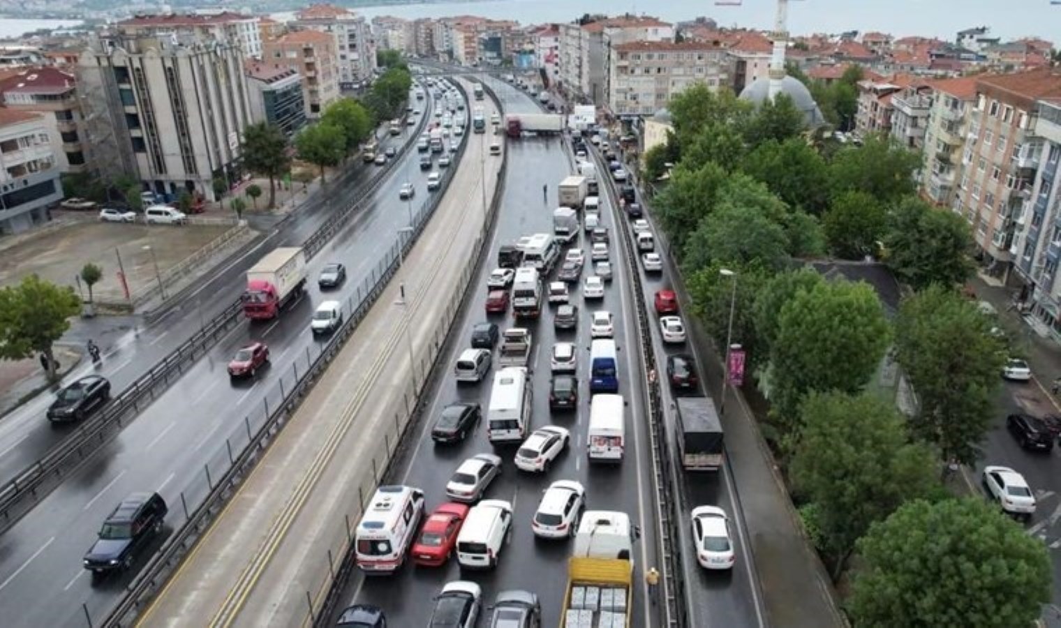 Avcılar’da TIR Kazası: E5 Karayolu trafiğe kapatıldı!