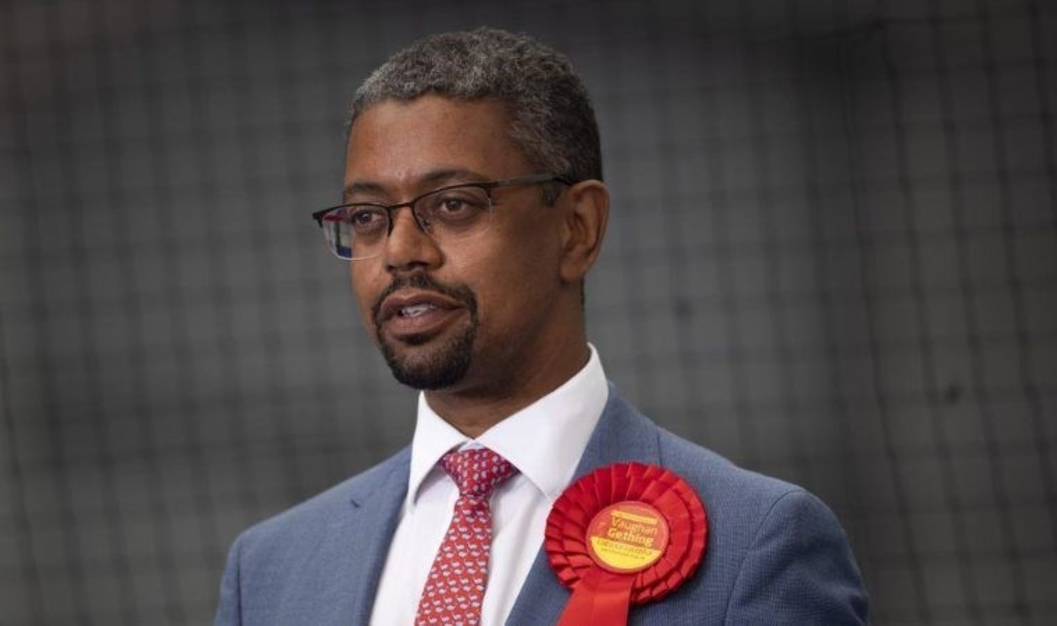 Avrupa’nın ilk siyah başbakanı görevinden istifa etti