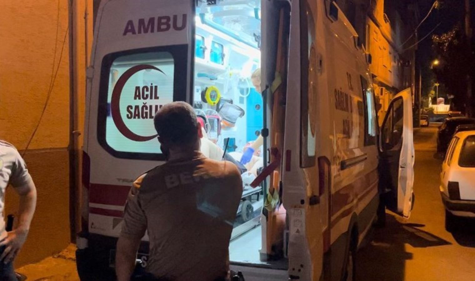 Babasına kızıp başını cama vurdu, hastanelik oldu