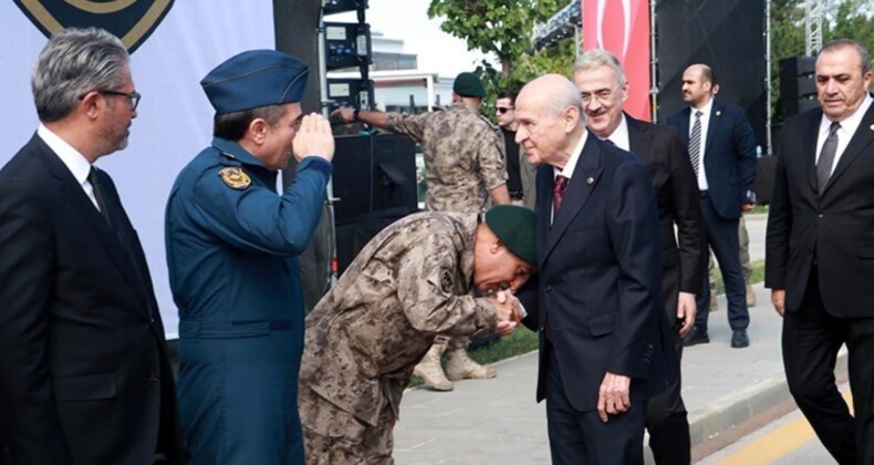 Bahçeli’den, Özel Harekat Başkanlığı’na ziyaret: Özel Harekat Başkanı elini öptü