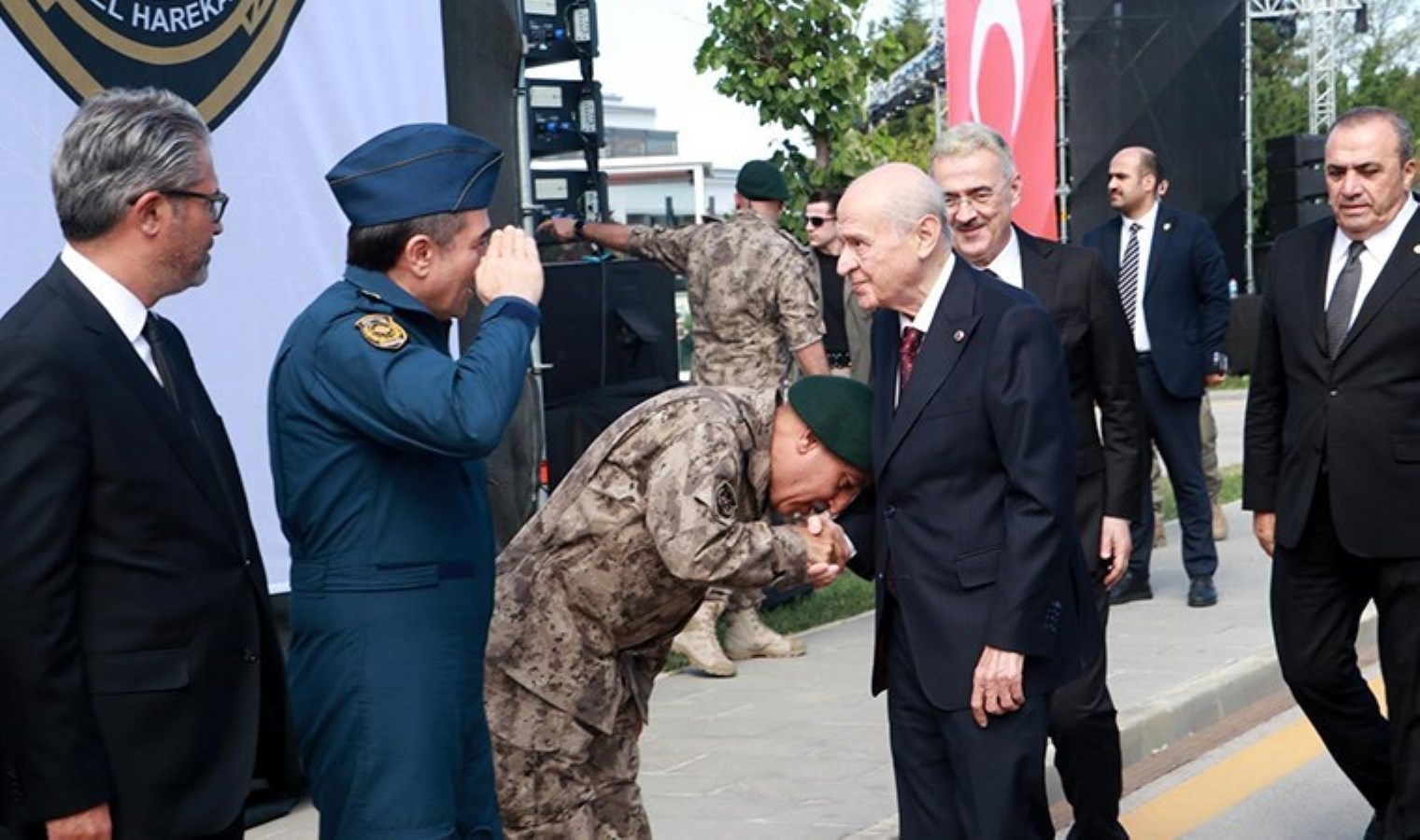 Bahçeli’den, Özel Harekat Başkanlığı’na ziyaret: Özel Harekat Başkanı elini öptü