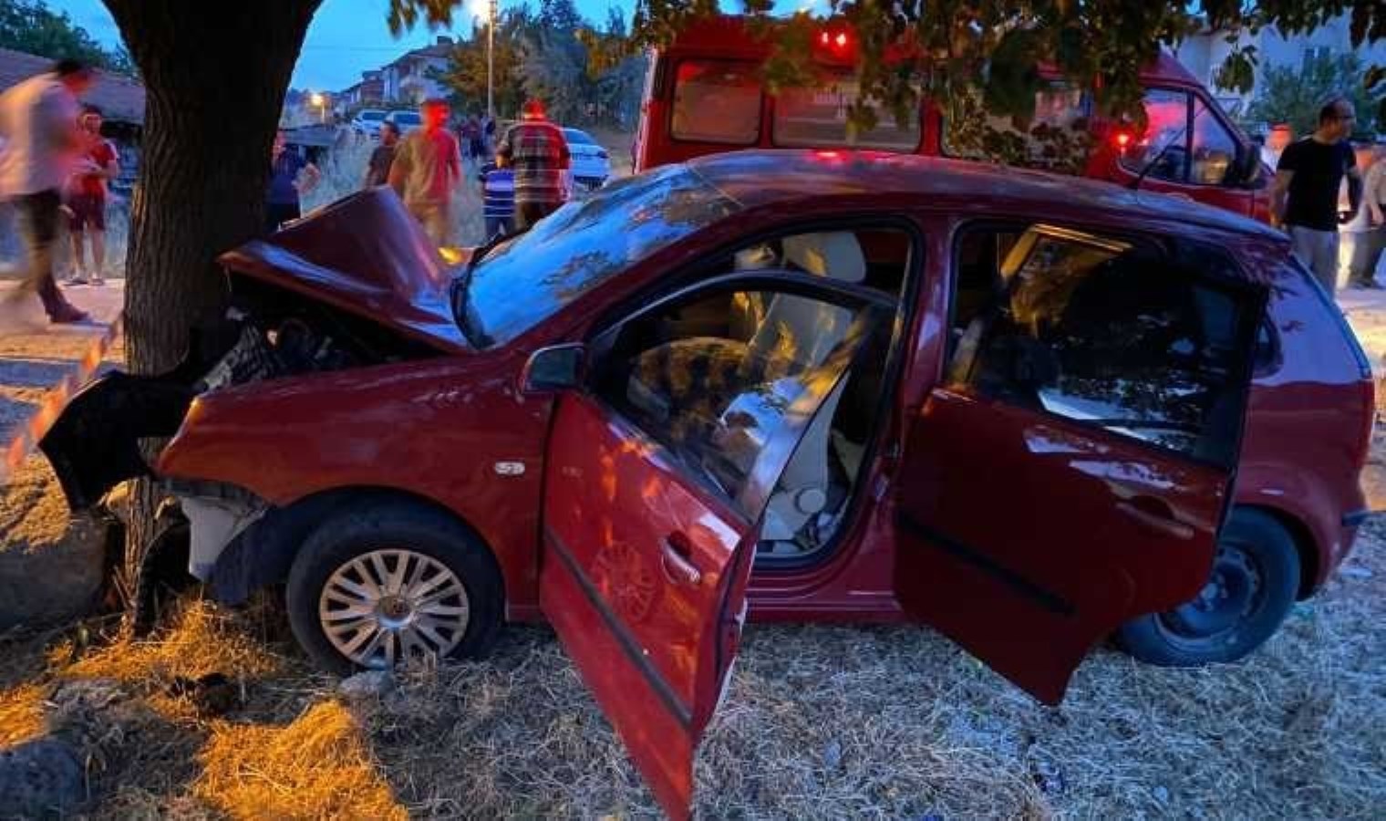 Balıkesir’de trafik kazası; 2 ölü 6 yaralı