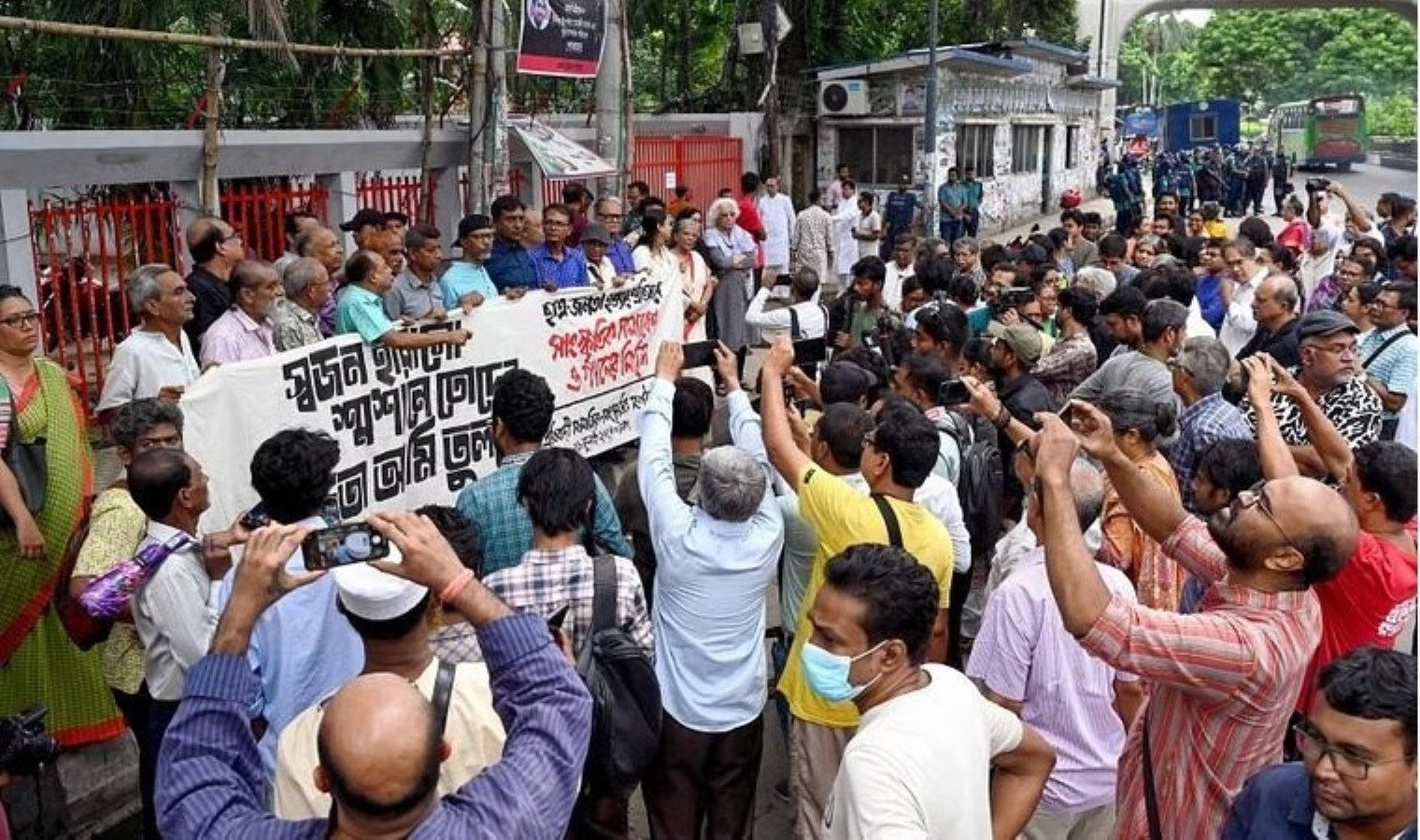 Bangladeş’te protesto organizatörleri gösterilere son verdi