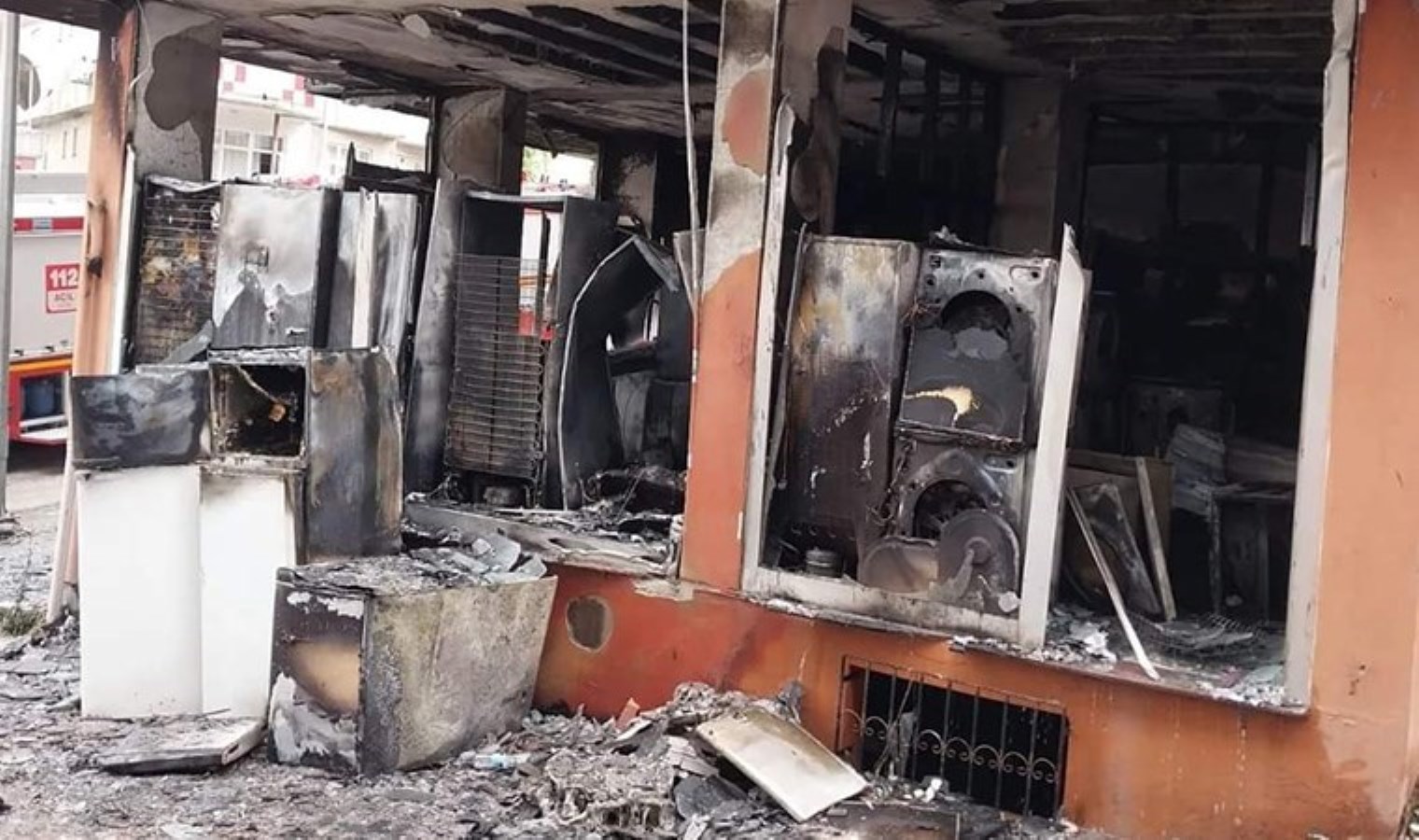 Beyaz eşya dükkanında yangın: 3 katlı bina kullanılamaz hale geldi!
