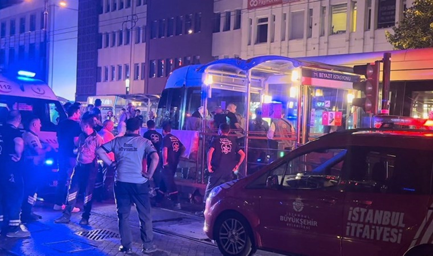 Beyazıt’ta raylara düşen yurttaş tramvayın altında kalarak öldü