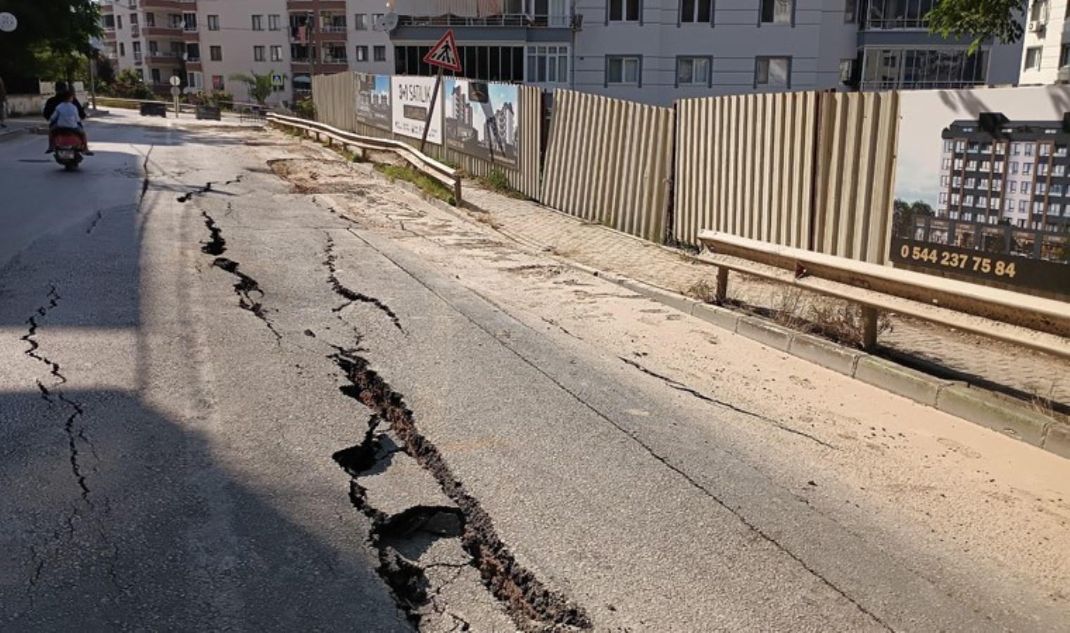 Bursa’da konut inşaatı yolda ‘göçüğe’ sebep oldu