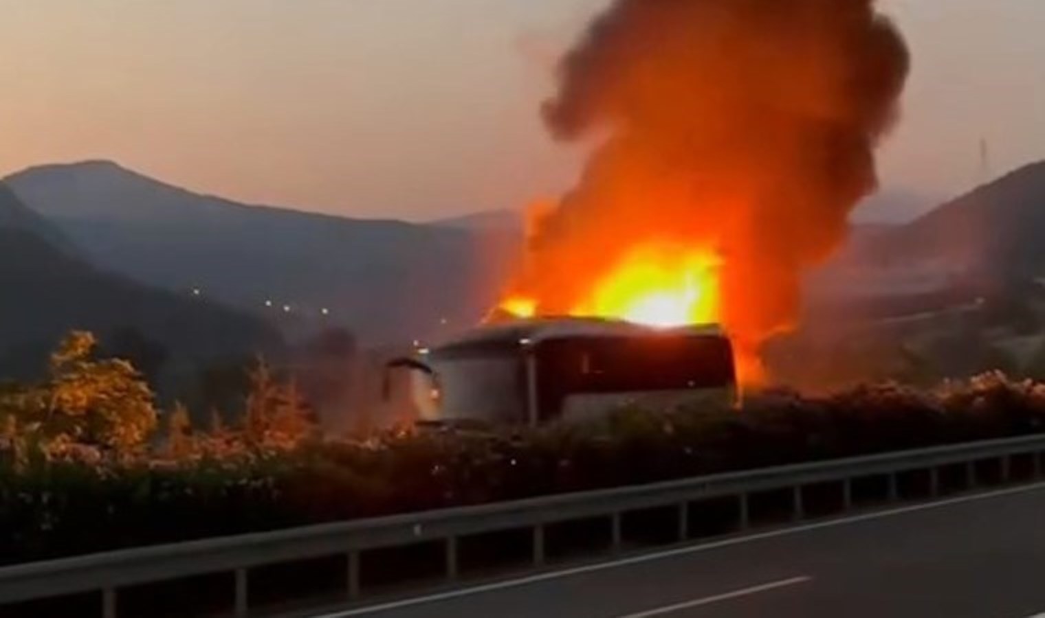 Bursa’da panik anları: Yolcu otobüsü alev alev yandı, yolcular tahliye edildi!