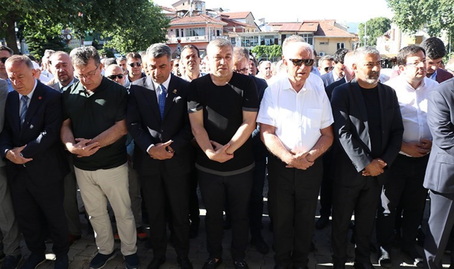 Çok sayıda siyasi isim yanında oldu: Gazeteci İsmail Küçükkaya’nın annesinin cenazesi defnedildi