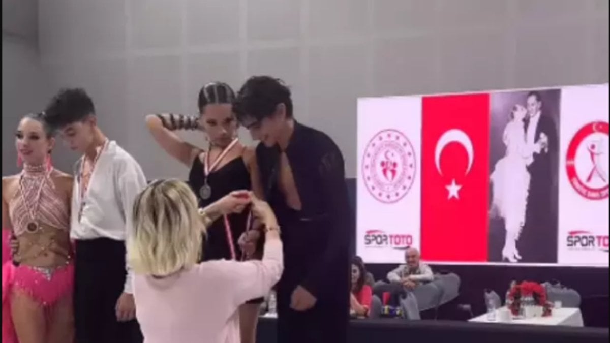 Dansta birinci oldu! Çağlar Ökten’in oğluna madalyayı Seda Sayan taktı