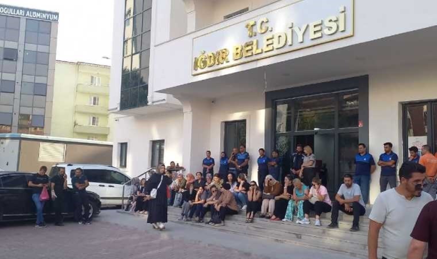 DEM Partili Iğdır Belediyesi kayyum döneminde işe alınan 204 şirket personelinin iş akdi feshedildi