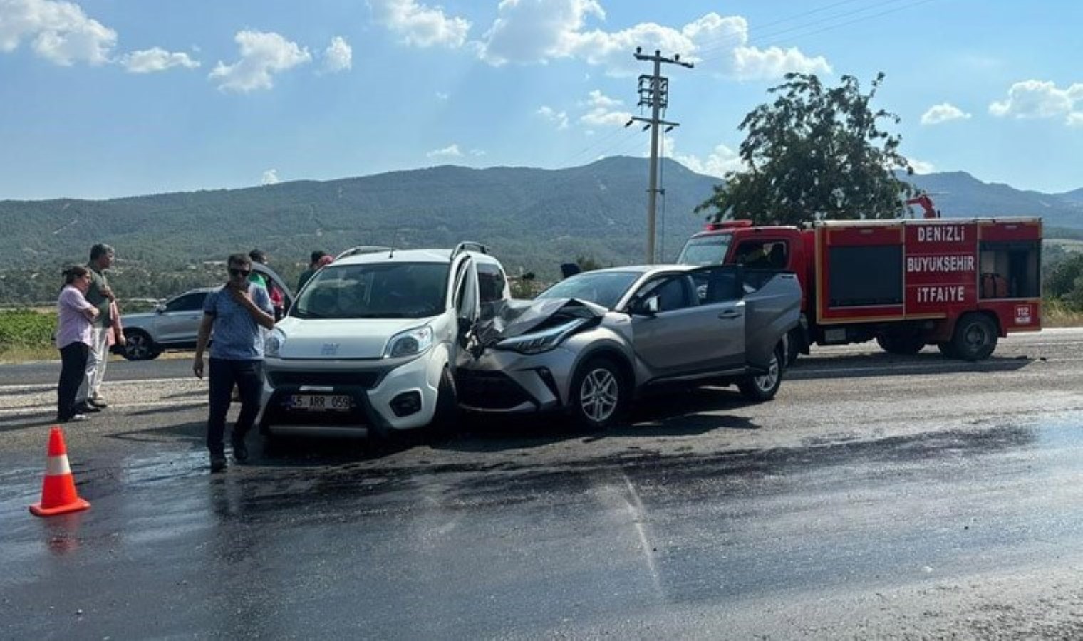 Denizli’de feci kaza… Aynı yöne giden 2 otomobil çarpıştı: 6 yaralı
