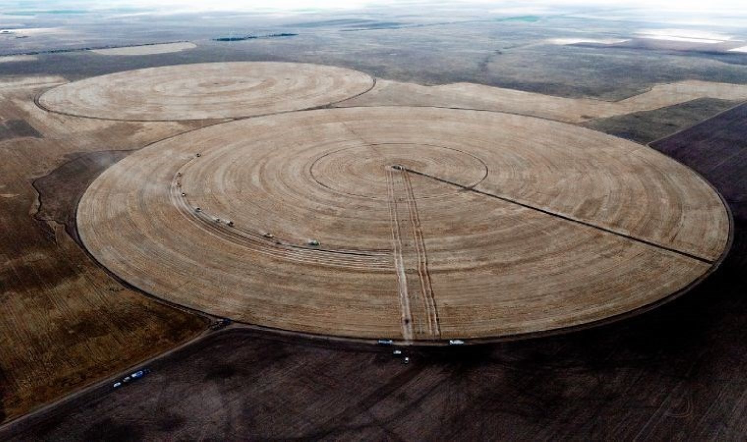 Devasa dairesel tarlalarda hasat tamamlandı: Her biri 69 futbol sahası büyüklüğünde…