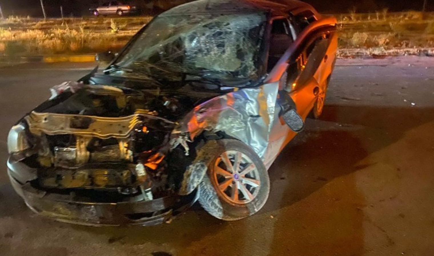 Direksiyon hakimiyetini kaybeden otomobil ağaca çarptı: 3 yaralı