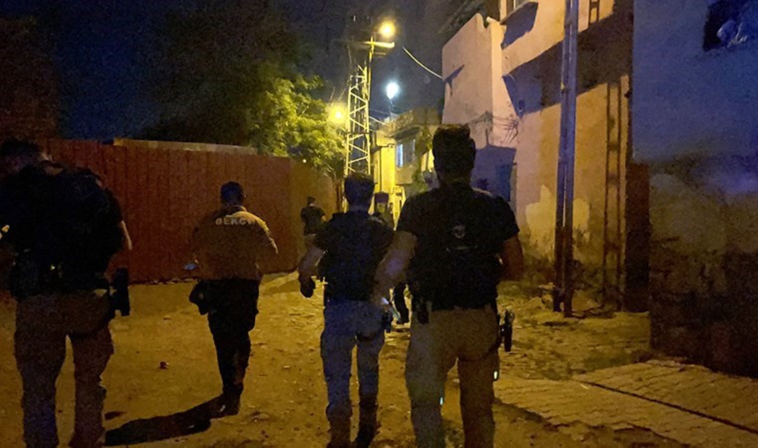 Diyarbakır’da kuzenlerin taşlı ve yumruklu kavgası: 3 yaralı, 5 gözaltı