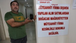 ‘Dolandırıldım’ diyerek önce dairenin kapısını betonla kapattı, sonra ‘afişli’ tepki gösterdi