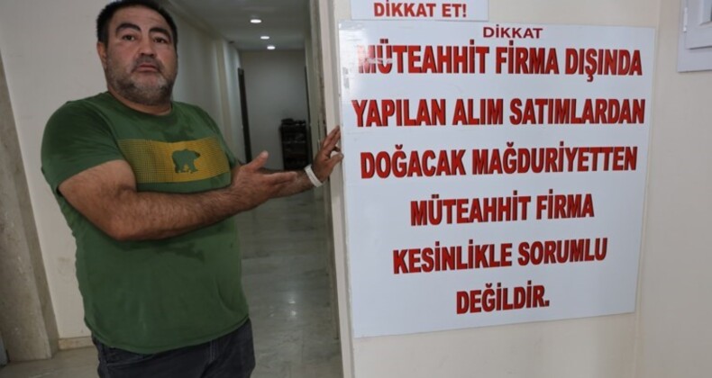 ‘Dolandırıldım’ diyerek önce dairenin kapısını betonla kapattı, sonra ‘afişli’ tepki gösterdi