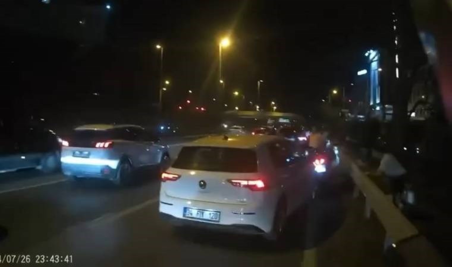 E-5’te trafikte tartıştığı motosikletliyi ezmeye çalıştı