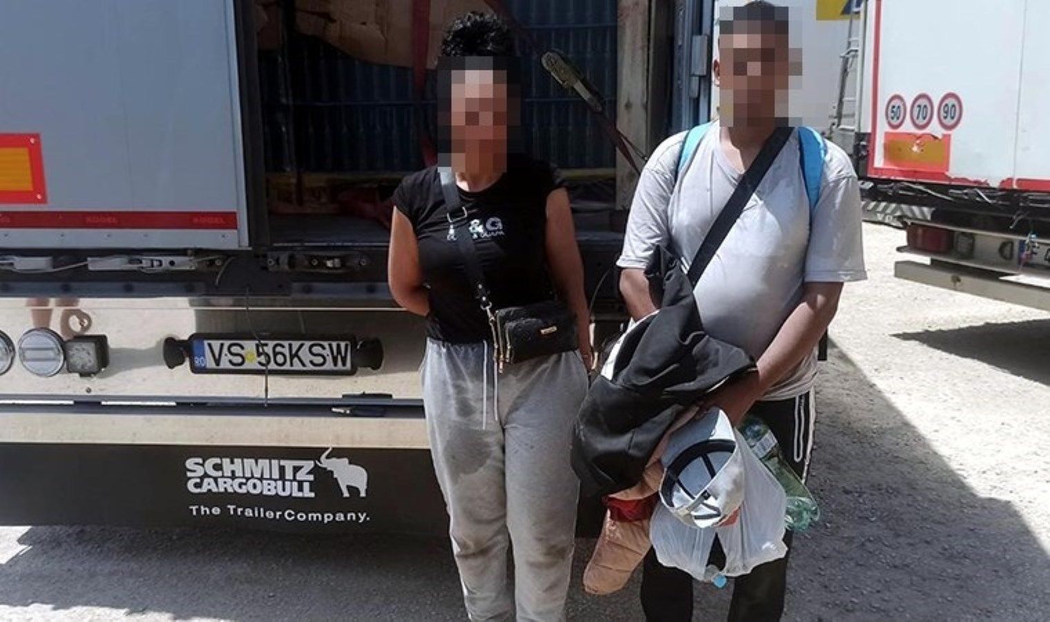 Edirne’de yurt dışına çıkış yapacak TIR’da 2 göçmen yakalandı