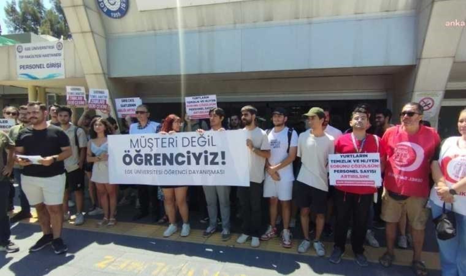 Ege Üniversitesi öğrencilerinden ‘yüzde 300 zam’ tepkisi: Okullarımızda maddi olarak sömürülmekten bıktık. Bizler müşteri değil öğrenciyiz