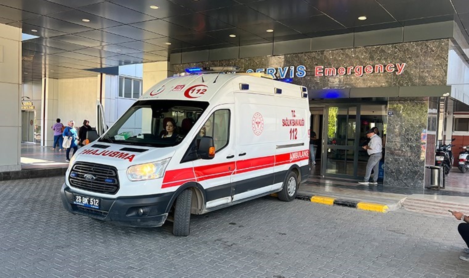 Elazığ’da aynı kavşakta yarım saat arayla iki kaza: 8 yaralı