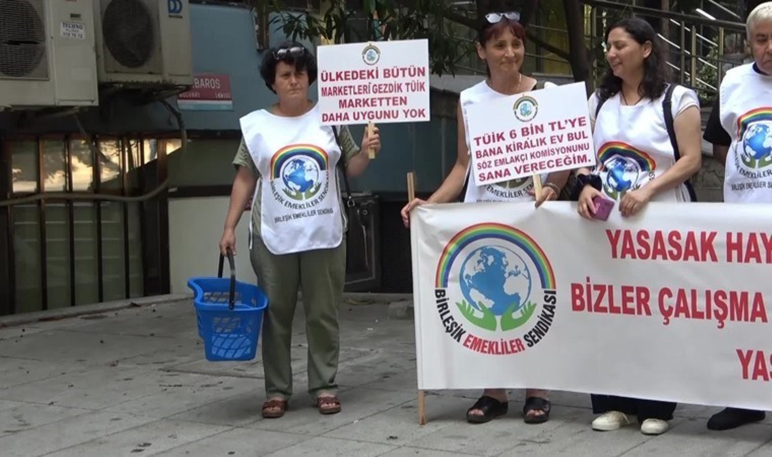 Emekliler isyanda: ‘Bize kemer sıkın diyenler şatafat içinde, lüks lokantalarda yiyip içiyorlar’