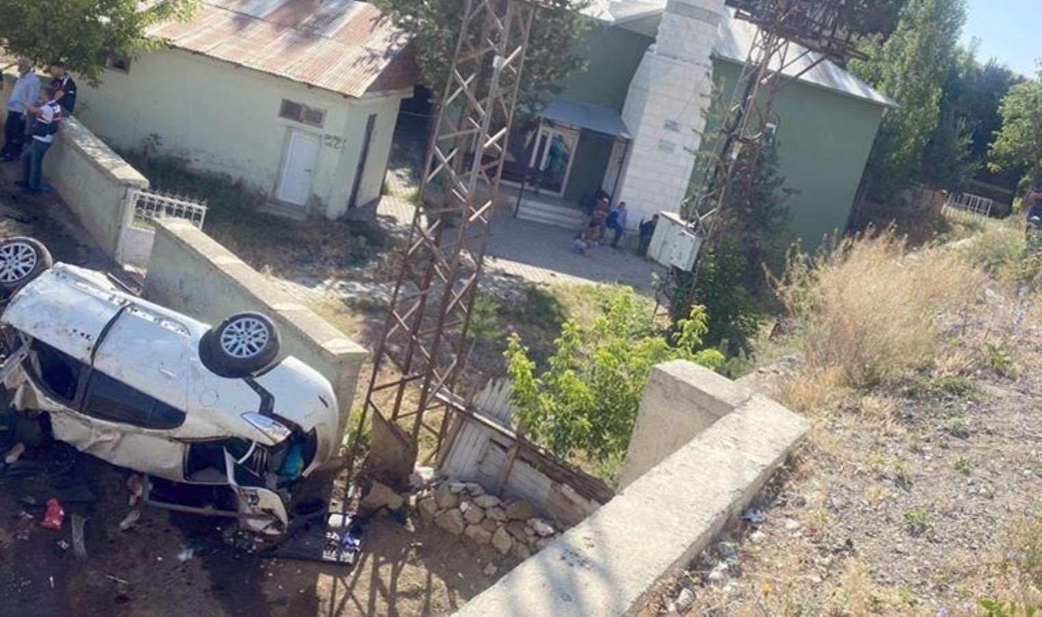 Erzurum Horasan’da otomobil 5 metreden düştü: 3 ölü, 4 yaralı