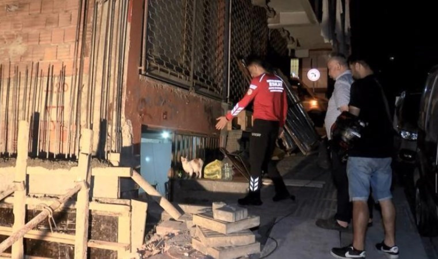 Esenler’de çatlaklar oluşan 6 katlı bina boşaltıldı