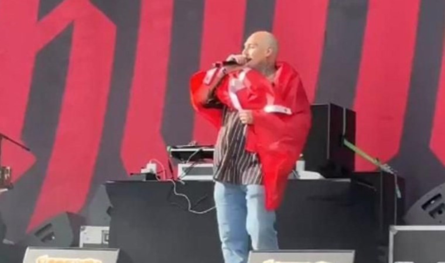 Ezhel: Öz terörist, vatan haininiz Avrupa’yı Türkçe ile sallıyor