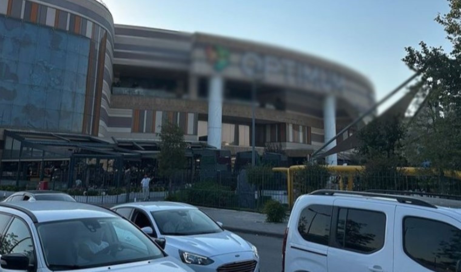 Faciadan dönüldü: İzmir’de AVM’nin tavan kalıbı otomobilin üzerine düştü