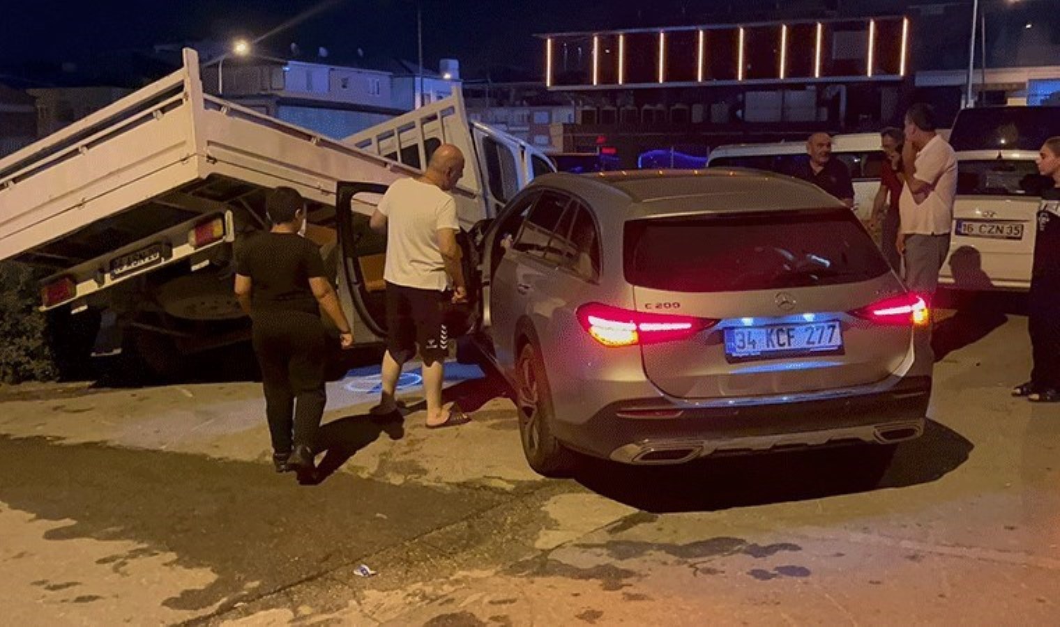 Faciadan dönüldü… Otomobil, önce korkuluklara sonra park halindeki araca çarptı: Yaralılar var!